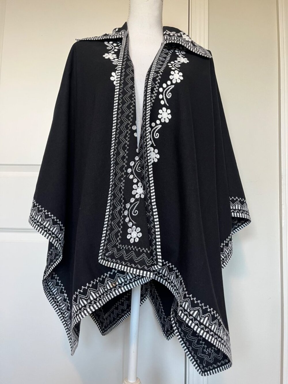 Embroidered Poncho Floral Geometric Patterns Open Front Lightweight Black White